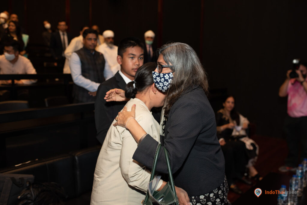 Indian Ambassador to Thailand lovingly embraces the sister of the Thai 26/11 victim in her weak moment of emotional outburst