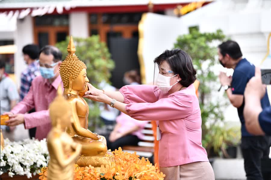 Songkran merit-making at Phra Chetuphon Wimon Mangkhalaram temple