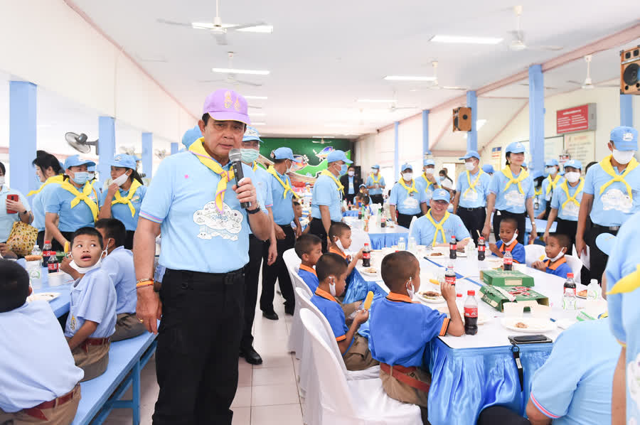 PM Prayut joins volunteer activities at Pakkred Home for Boys