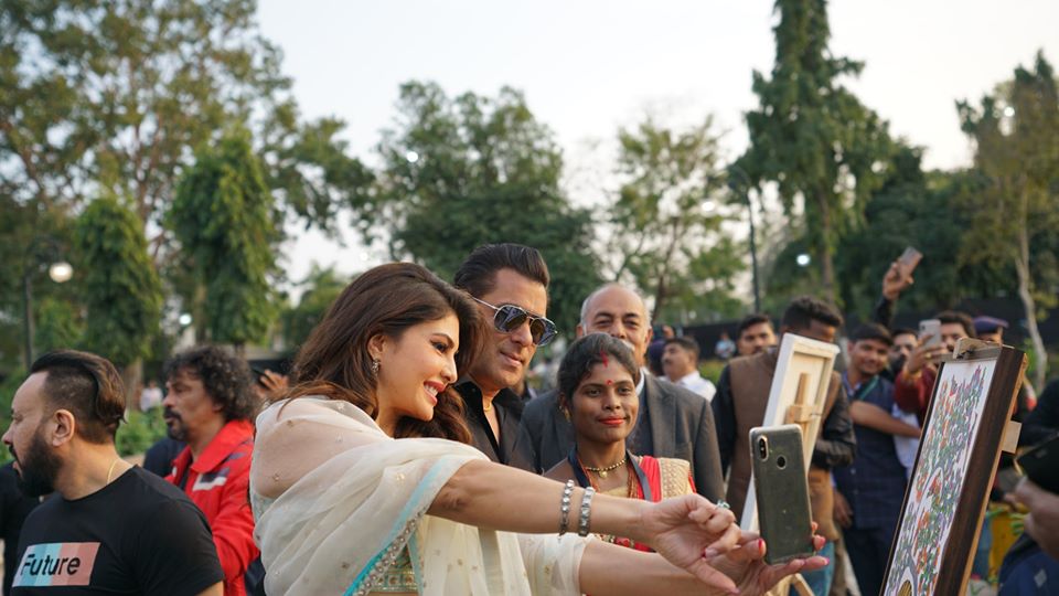 SALMAN KHAN AND JACQUELINE FERNANDEZ EXPLORE THE CHARM OF MADHYA PRADESH’S PATANGARH’S GOND PAINTINGS