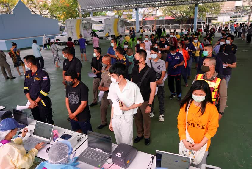 Authorities Warn Bangkok Residents to Take COVID-19 Prevention Measures Seriously